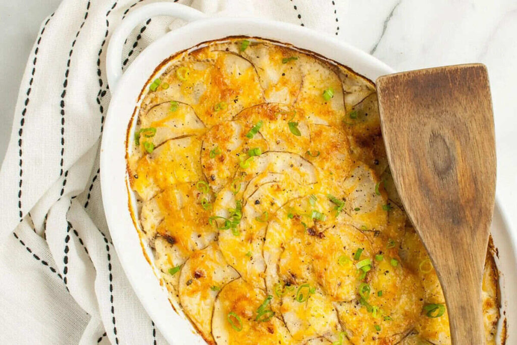  Scalloped potatoes au gratin in a pan.
